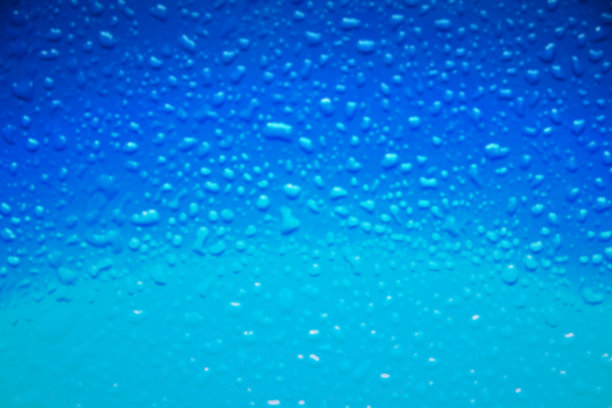 抽象模糊，水飞溅在蓝色背景上，具有渐变效果图片下载