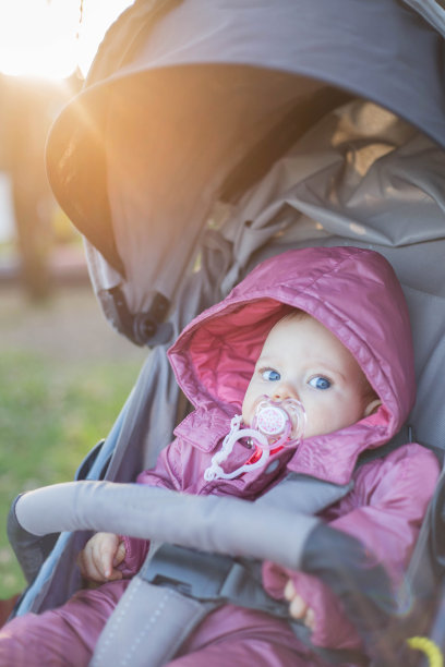 蓝眼睛的小女孩望着照相机图片下载