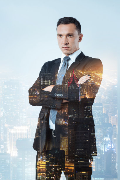 体贴的男人双臂交叉图片下载