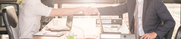 商务人士握手，结束会议图片下载