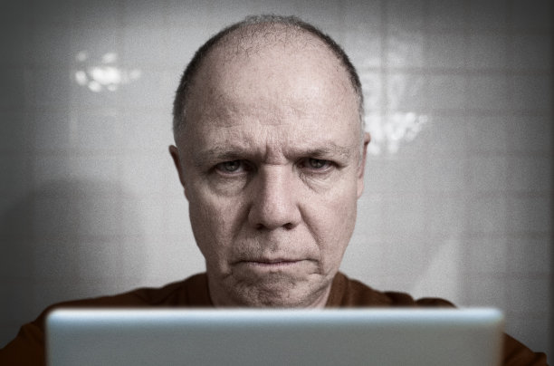 愤怒的成熟男人看着镜头图片下载