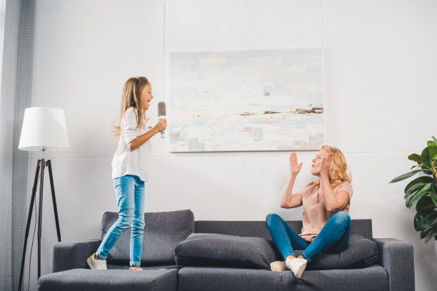 孙女用梳子唱歌图片下载