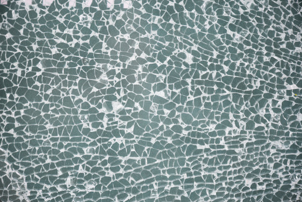 碎玻璃，黑色背景或纹理图片下载