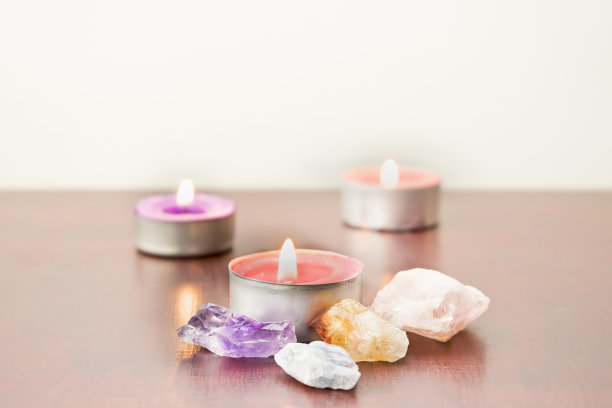 蜡烛和石头。图片下载