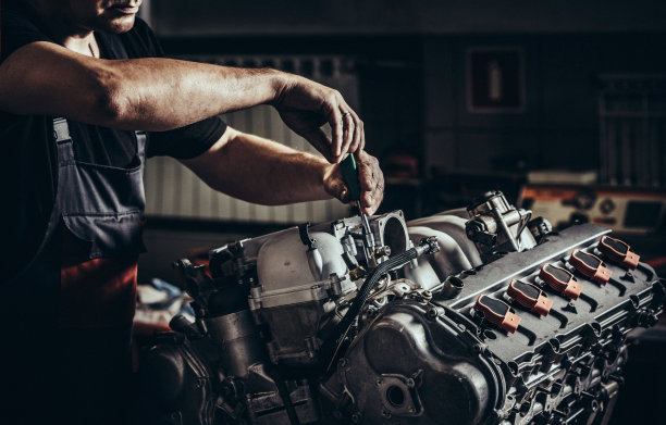 在汽车修理厂维修V10发动机图片下载