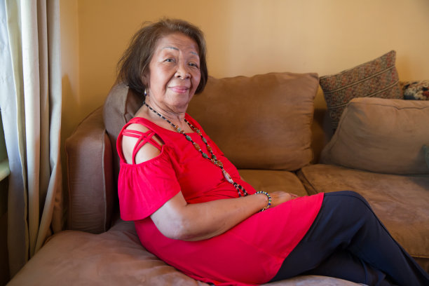 老年妇女图片下载