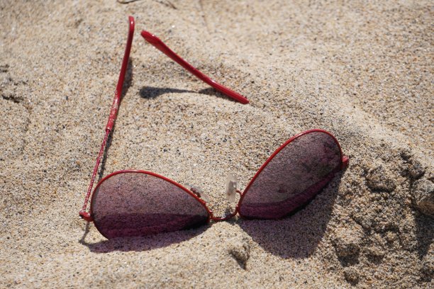 沙滩上的太阳镜不见了。图片下载