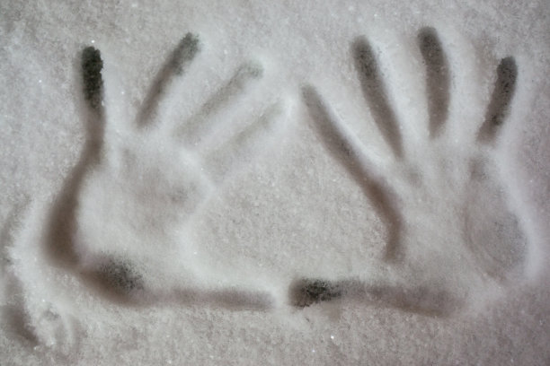 手的掌纹在刚下的雪上图片下载