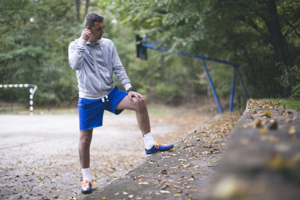 爱运动的年轻人慢跑图片下载