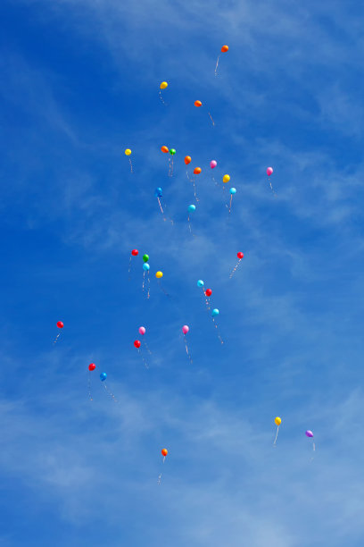 彩色气球在蓝天的背景图片下载