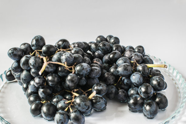 漂亮的托盘上放着黑葡萄图片下载