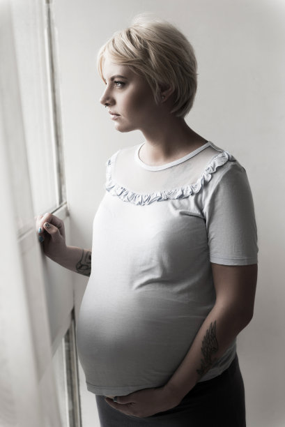 周到的期待女孩靠近窗口图片下载