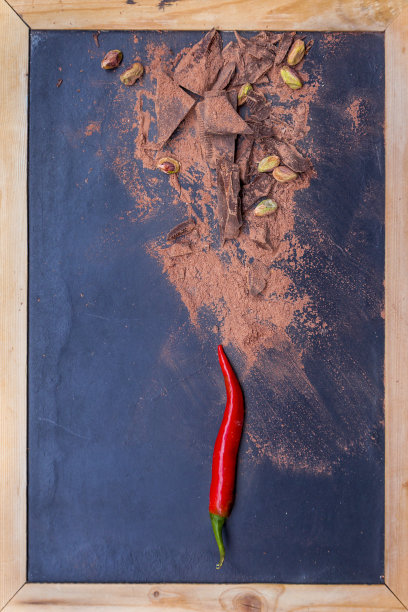 红辣椒和黑巧克力片图片下载