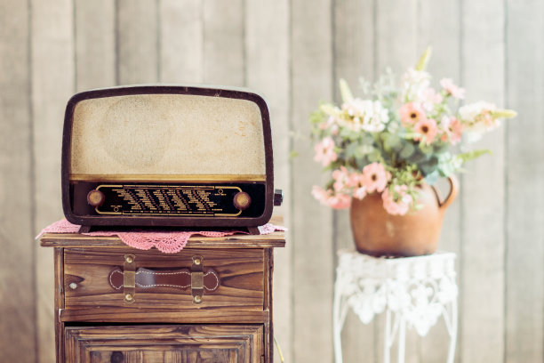 复古风格的老式收音机图片下载