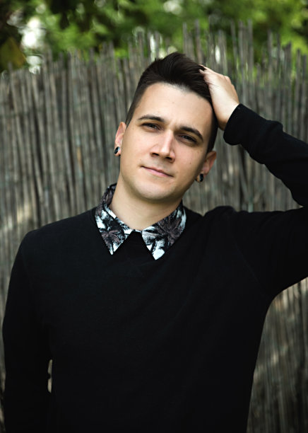 年轻人户外肖像图片下载