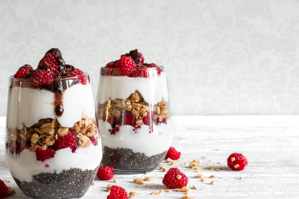 覆盆子酸奶冻配巧克力，格兰诺拉麦片和奇亚籽图片下载