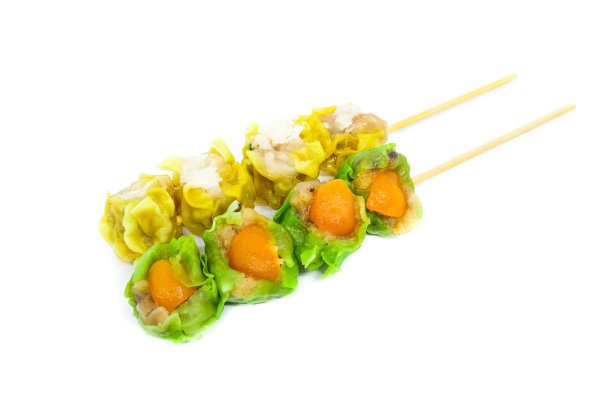 近距离观察黄蟹馅和绿咸蛋馅中国蒸饺或点心孤立在白色背景-食品中国概念。图片下载