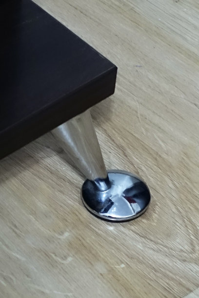 闪亮的金属桌腿图片下载