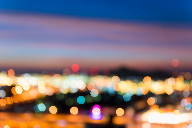 五彩缤纷的城市灯光和被照亮的散景，模糊抽象的背景图片下载
