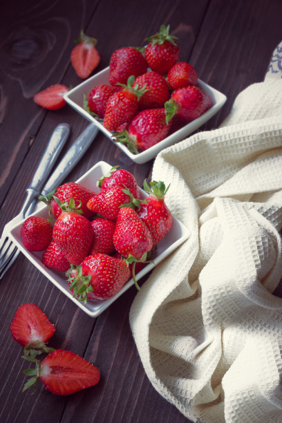 木桌上的碗中草莓图片下载