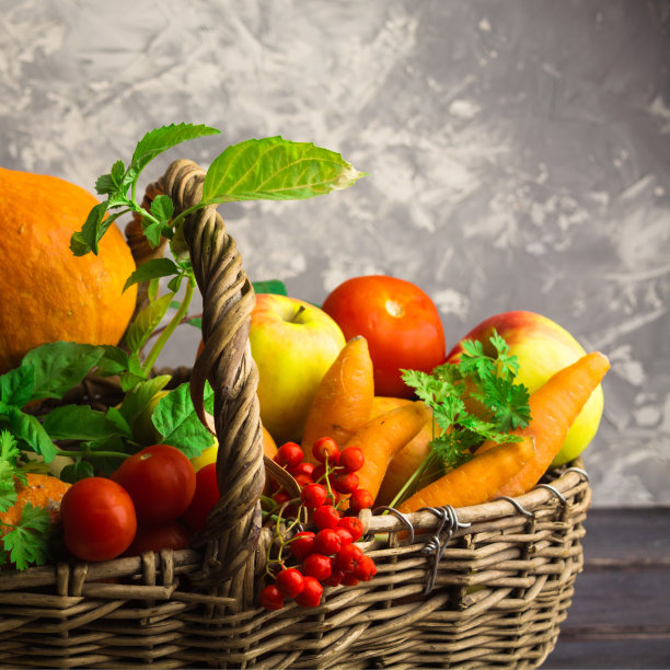 灰色背景的篮子里的秋天蔬菜和水果图片下载