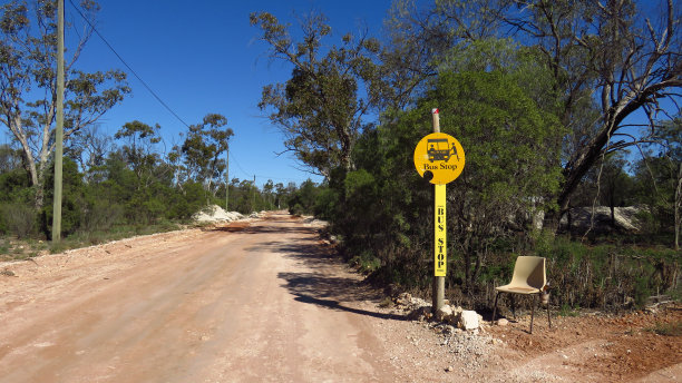 澳大利亚内陆的公交车站图片下载