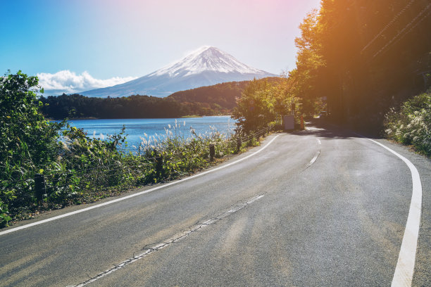 日本富士山和川口湖公路图片下载