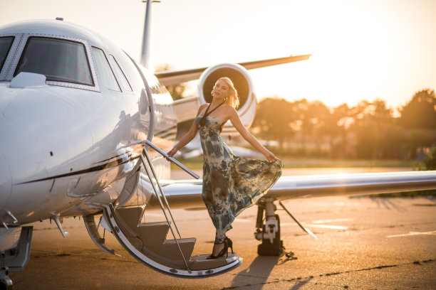 女人进入飞机图片下载