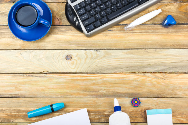 办公室的桌子桌上有电脑，钢笔和一杯咖啡，很多东西。顶部视图与复制空间图片下载