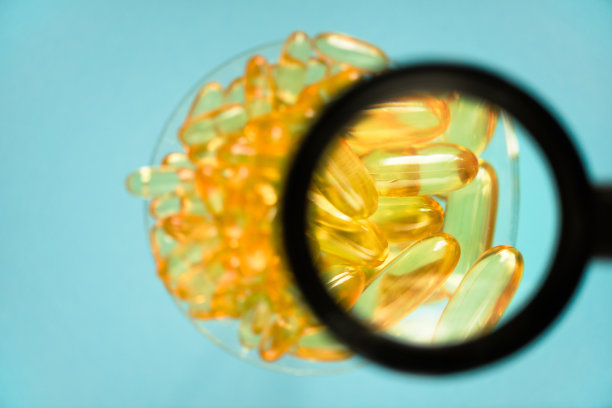 鱼油丸和放大镜图片下载