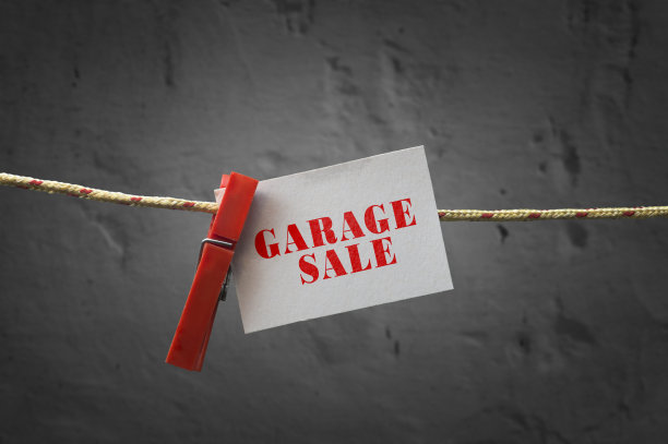 一根绳子连着一张车库出售卡和衣服别针图片下载