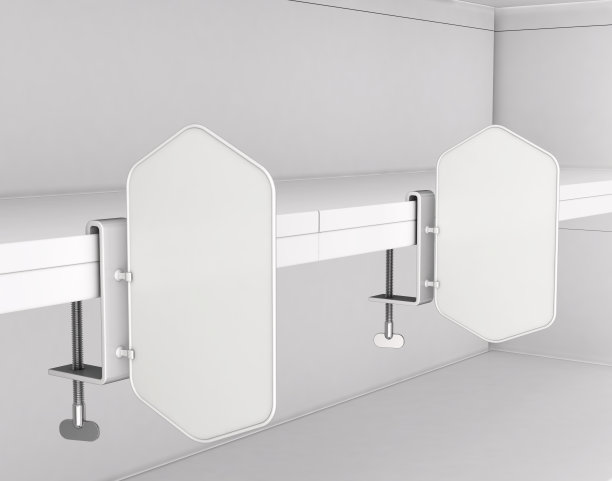 百货公司货架上用夹子夹住的广告塞。图片下载