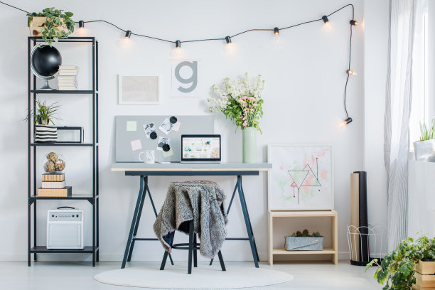 工作空间与绘画的橱柜图片下载