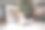 幸福的家庭，母亲和她的孩子，在圣诞装饰阅读故事书。图片下载