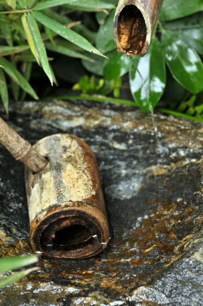 水从竹管中流出图片下载