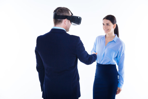 一个友好的男人在问候他的同事图片下载