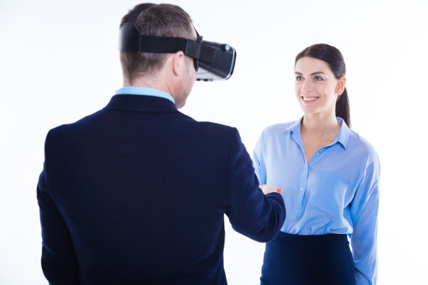 快乐积极的女人问候她的同事图片下载