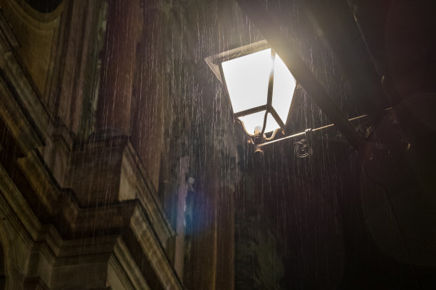 雷吉欧·爱米利娅，在夜里和雨中图片下载