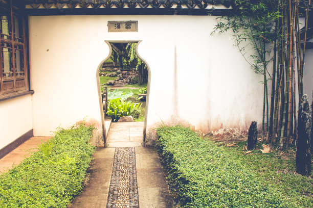 中式户外花园，白墙和门洞，复古风格。图片下载