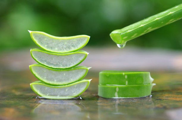 精油形成芦荟叶在石头背景图片下载