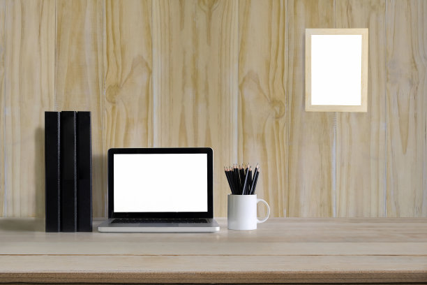 工作空间模拟当代:木桌面笔记本电脑在木桌上与复制空间的产品显示蒙太奇。图片下载