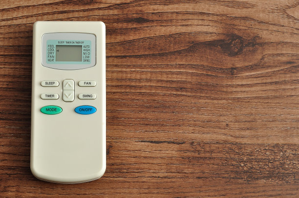 一个空调偏远孤立在一个木制背景图片下载