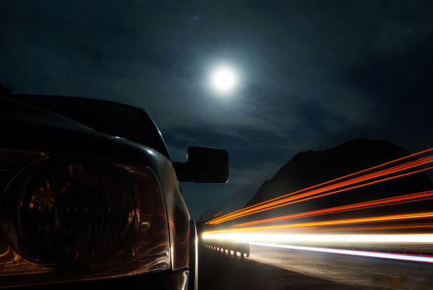 月亮与灯光图片下载