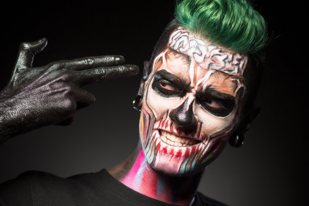 一个男人的特写肖像与神秘的万圣节化妆图片下载