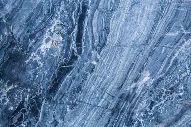 蓝色、白色和黑色大理石墙面的图案和表面为背景和瓷砖设计。图片下载