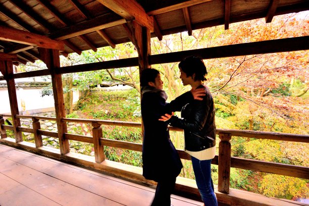 两个日本女孩在京都东福寺约会图片下载