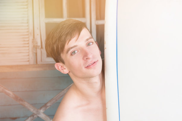 冲浪。年轻性感的家伙。图片下载