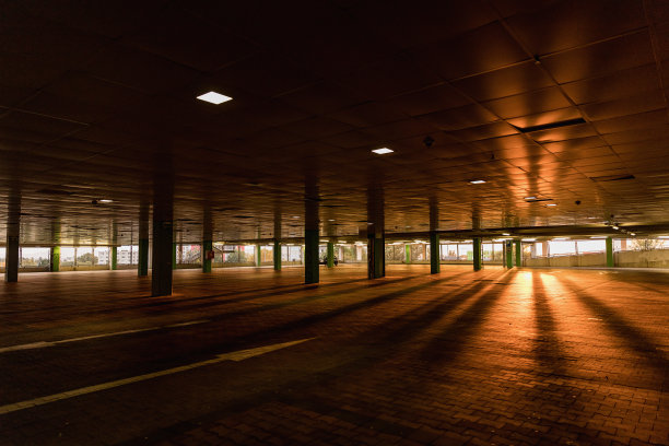 停车场内，夕阳照亮停车场。图片下载