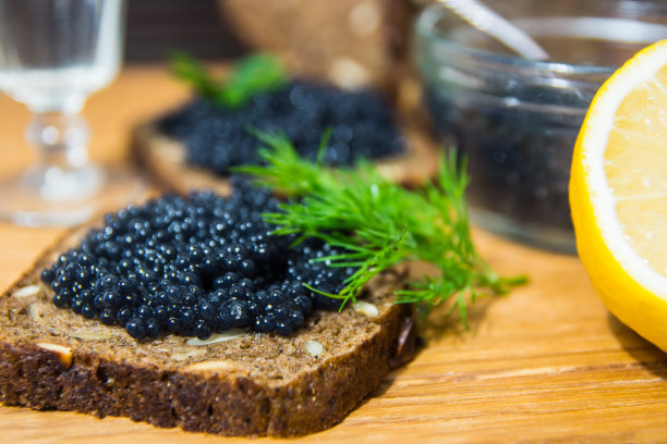用新鲜鱼子酱做零食和酒。俄罗斯的开胃菜。素材图片