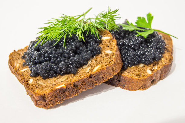 用新鲜鱼子酱做零食和酒。俄罗斯的开胃菜。素材图片